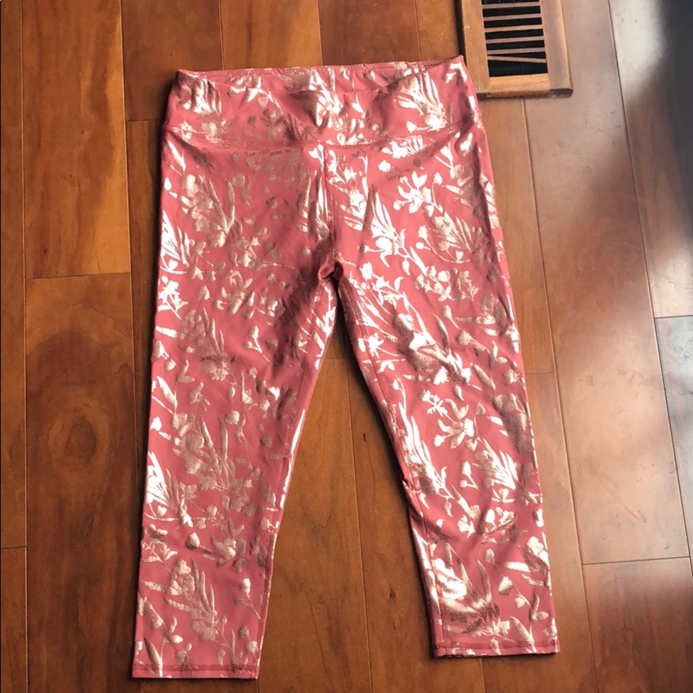 NWT FABLETICS SALAR CAPRI, MAUVE WITH GOLD FOIL, L